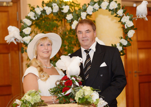 Foto von einem Brautpaar vor dem Rosenherz